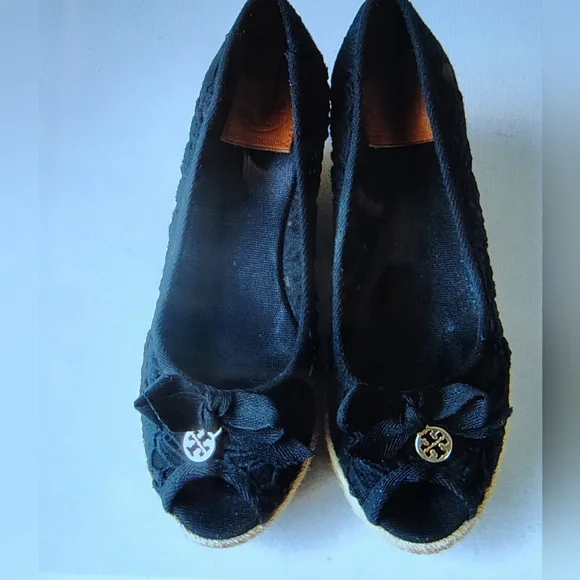 TORY BURCH JACKIE BLACK LACE CROCHET ESPADRILLE WEDGE GOLD LOGO WOMEN'S SIZE 8 - Picture 11 of 14